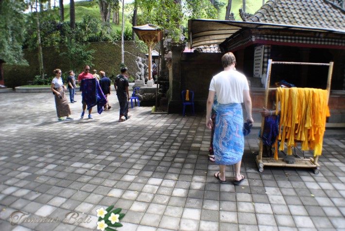 ティルタエンプル寺院