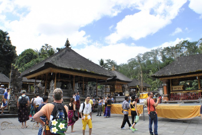 ティルタエンプル寺院