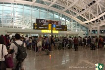 デンパサール空港は、相変わらず、ごったがえしております！