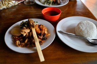 イブ ・マンクー　Nasi Ayam Kedewatan IBU MANGKU(UBUD)