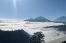 皆様、おはようございます。本日は、朝早くからバリ島で人気を集める高原の素晴らしい景色をご覧いただくためにやってきました。